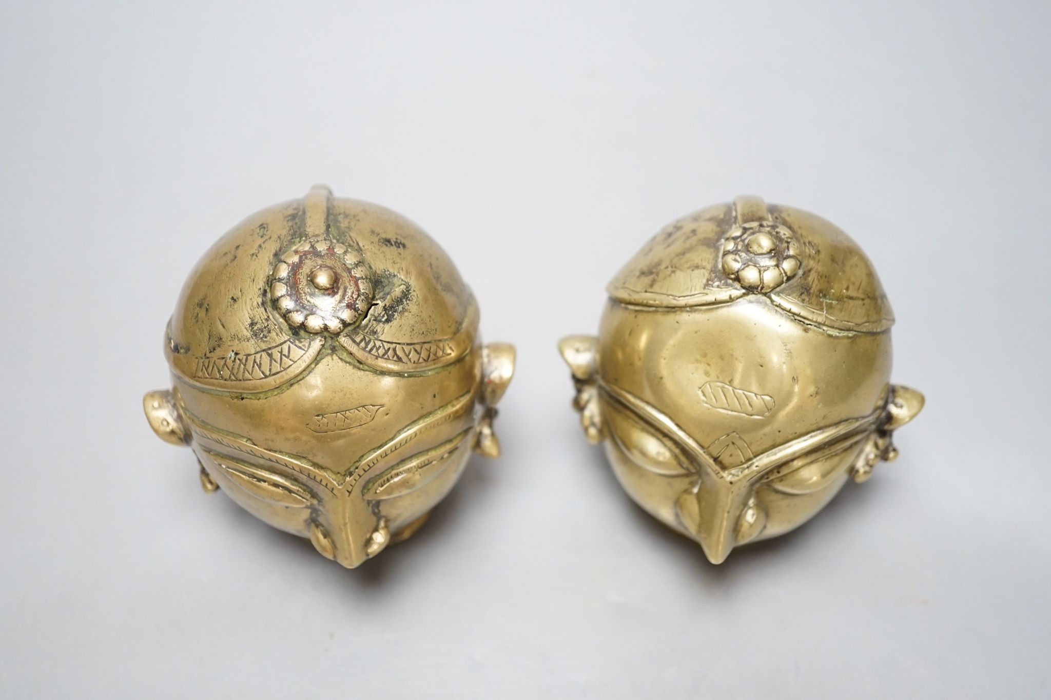 A pair of Indian bronze heads 11cm